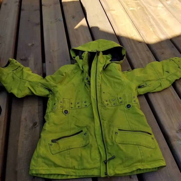 Bright green snow/ski jacket. - Picture 2 of 6